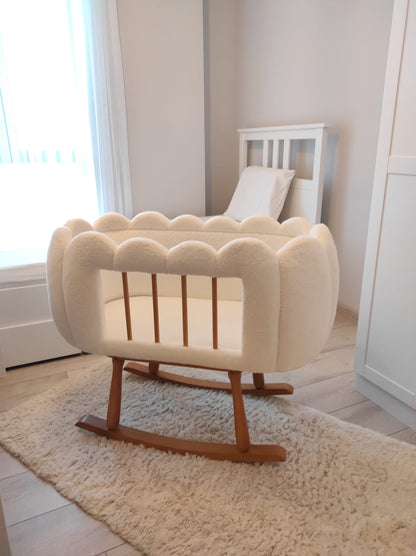 LUXURY TEDDY BABY CRIB with wooden legs