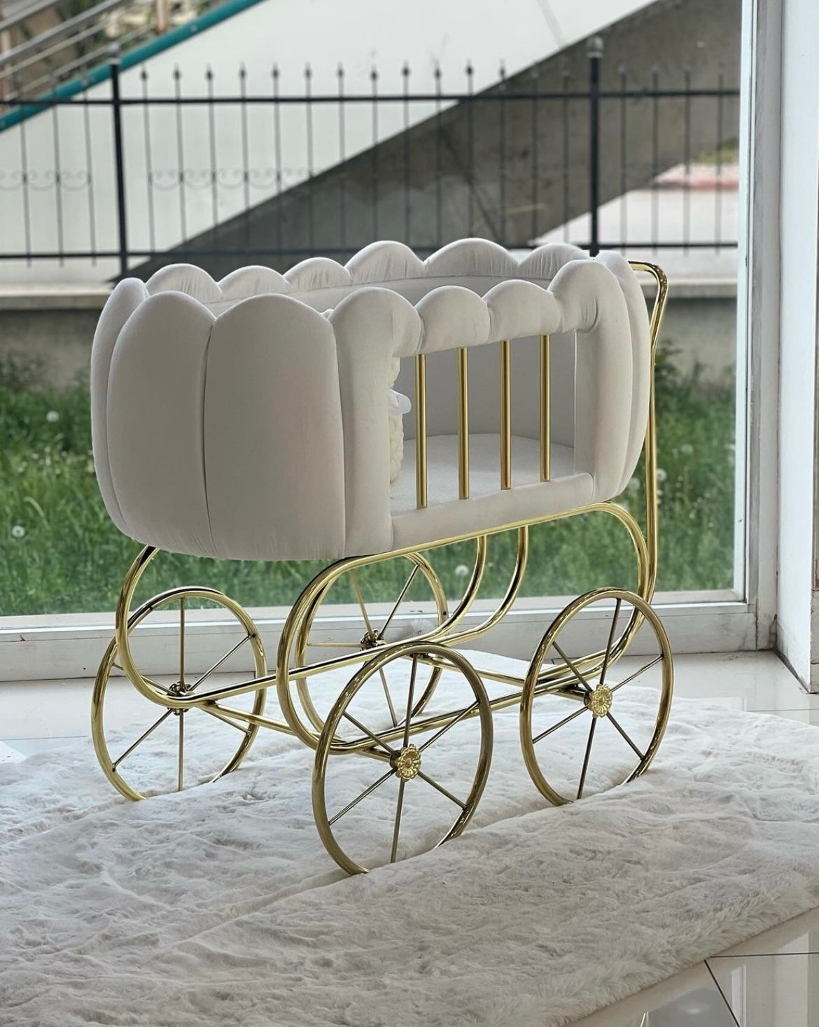 Luxury Baby Crib With Gold Wheels - Cream